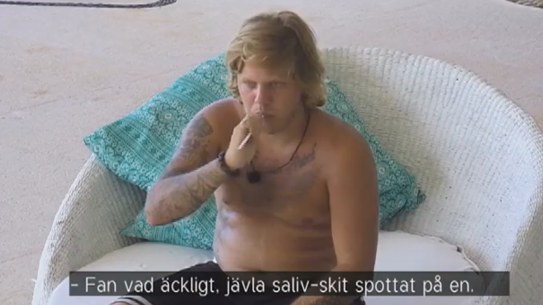 Mias vredesutbrott efter att Jesper och Joppe spottat pappersbollar på henne. Mias vredesutbrott efter att Jesper och Joppe spottat pappersbollar på henne.